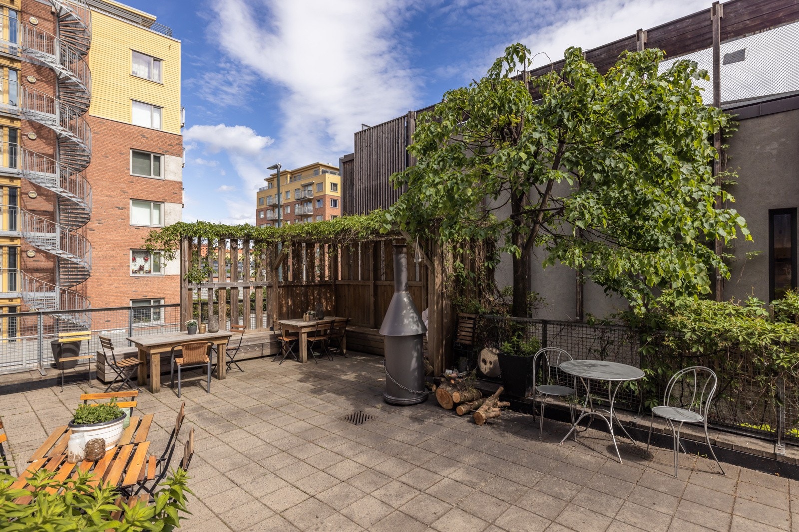 Flotte fellesområder med grill/peis og pergola. Galleribilde