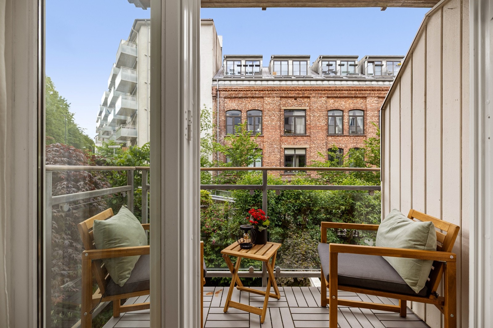 Balkongen er overbygget, har plastheller på gulv og rekkverk med glassfelt. Galleribilde