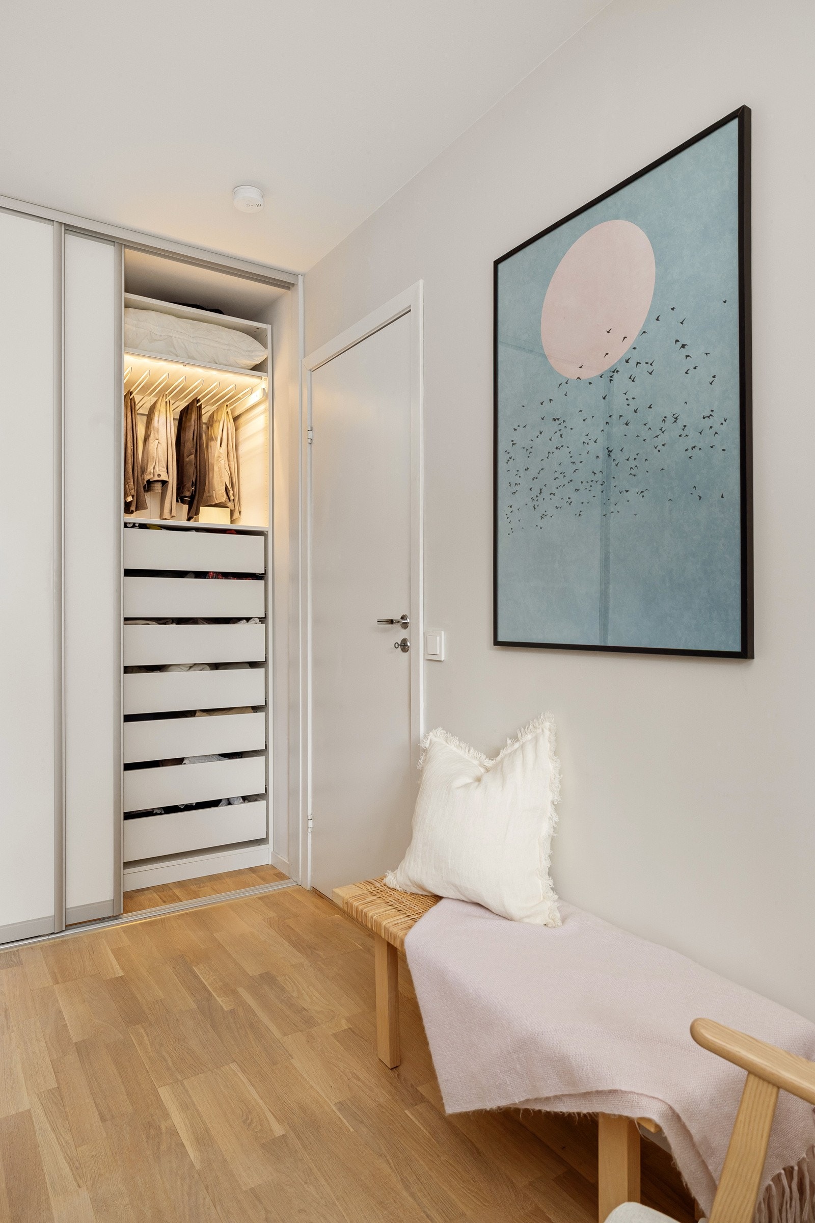 Rikelig med oppbevaringsplass i åpen garderobeløsning skjult bak store skyvedører. Galleribilde