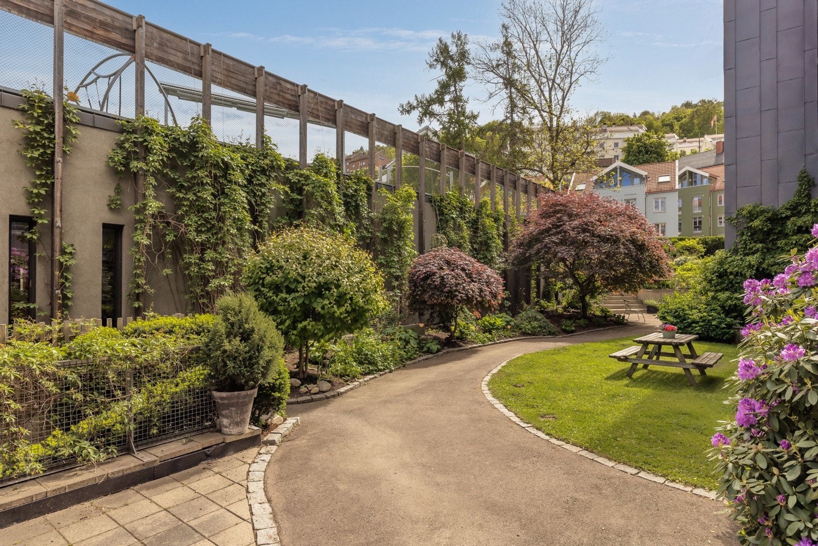 Sameiet har svært pent opparbeidede fellesarealer. Galleribilde