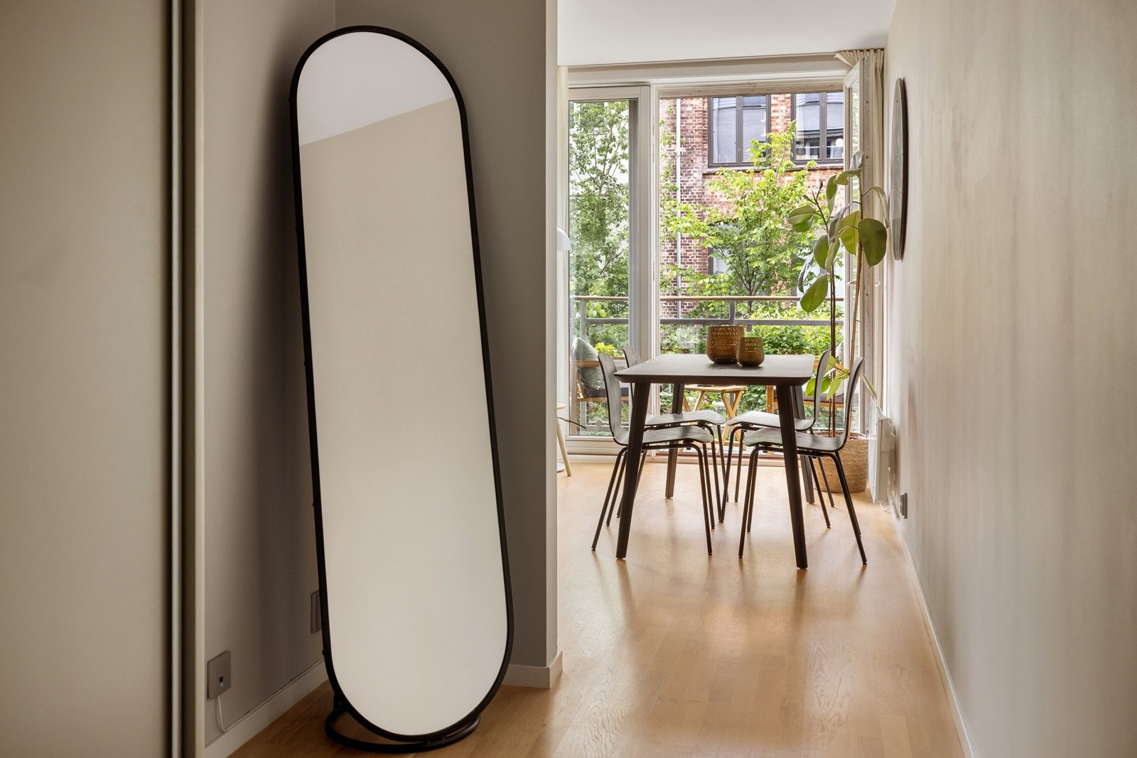 De store vindusflatene slipper inn rikelig med naturlig lys og det er hyggelig frodig utsyn. Galleribilde