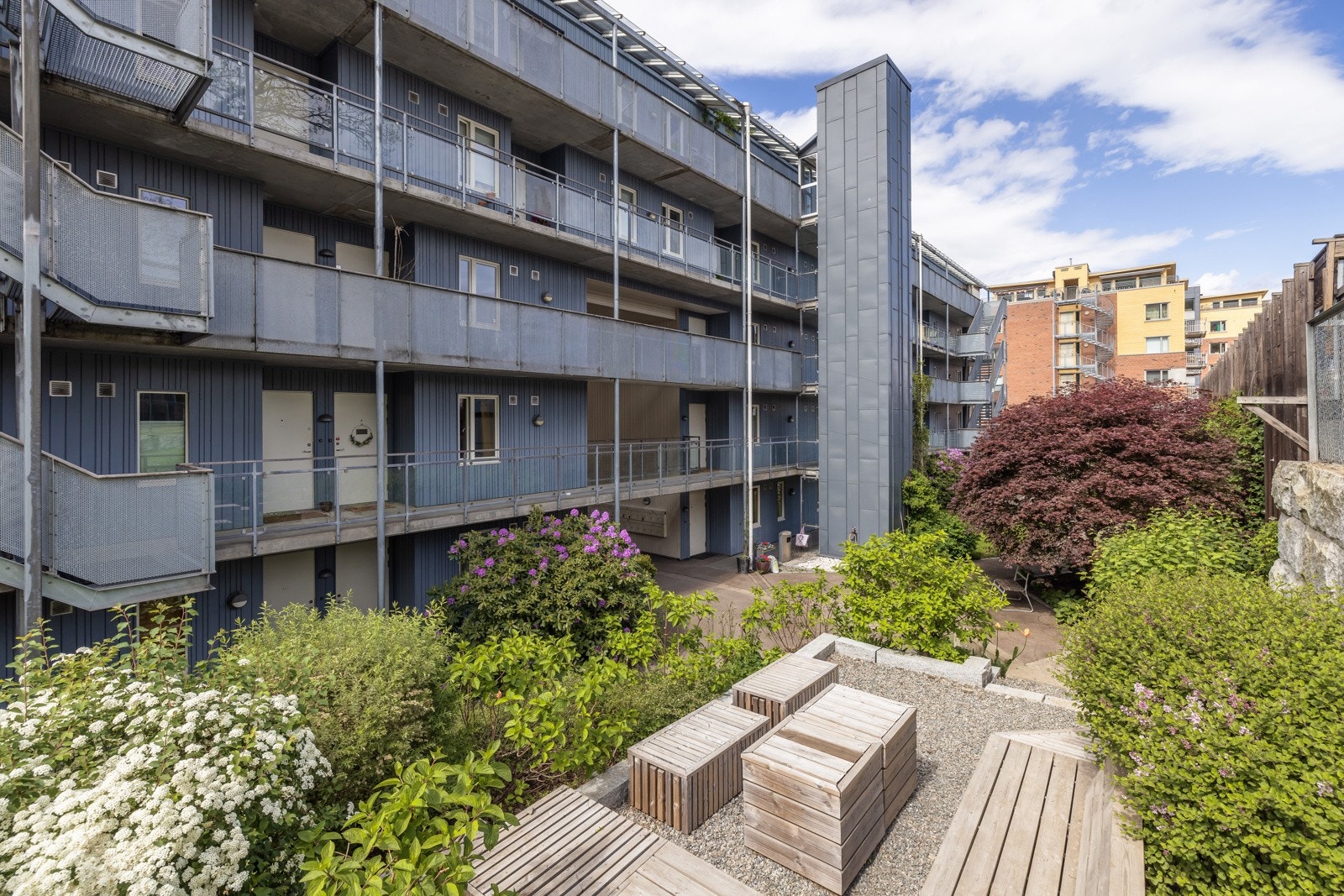 Du tar deg opp til leiligheten i byggets 2. etasje via felles trapperom med heis. En hyggelig overbygget svalgang leder så videre til inngangsdøren din. Galleribilde