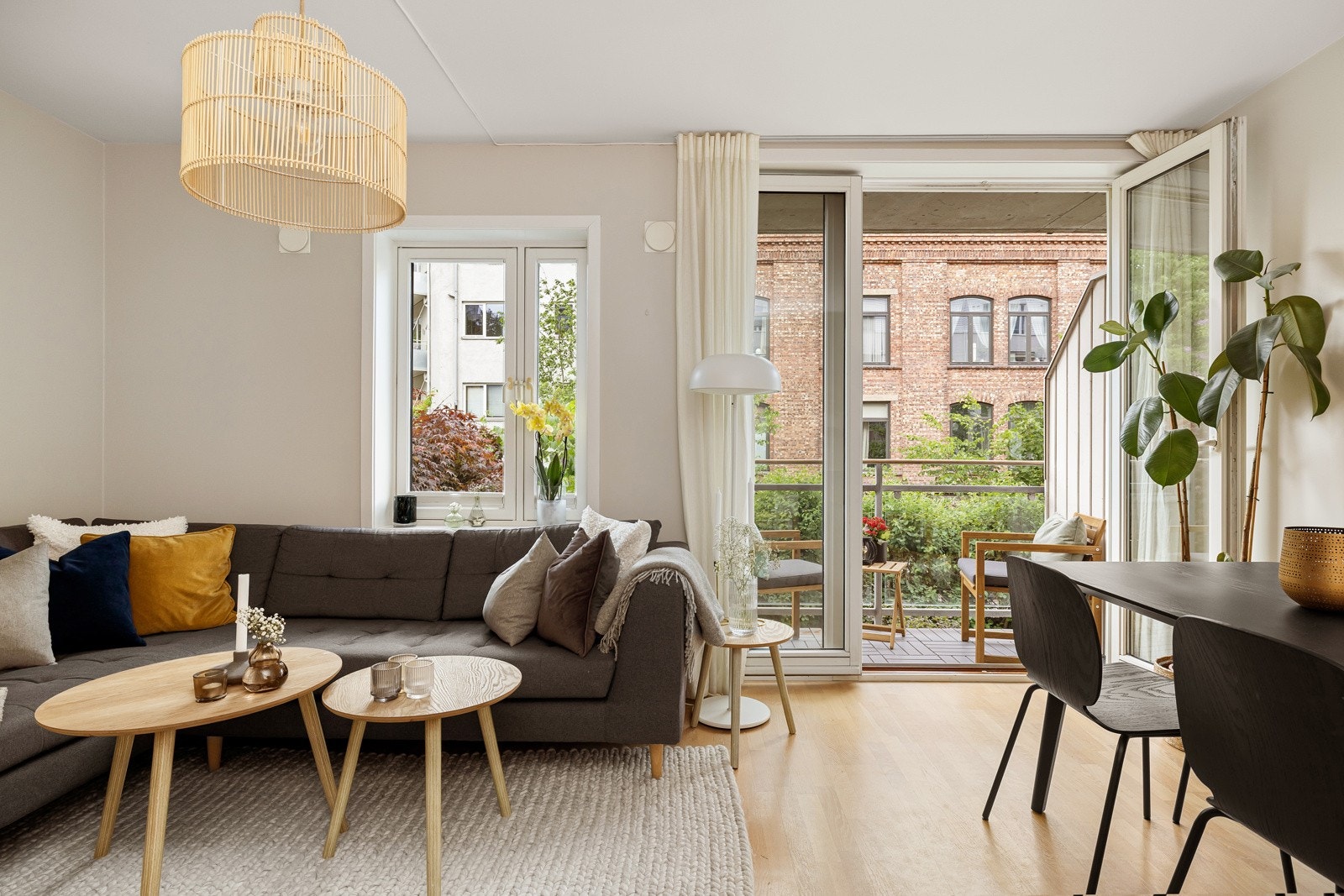 De store vindusflatene slipper inn rikelig med naturlig lys og det er hyggelig frodig utsyn. Alle vinduene i leiligheten har fine brede vinduskarmer som er perfekte for planter og dekor. Galleribilde