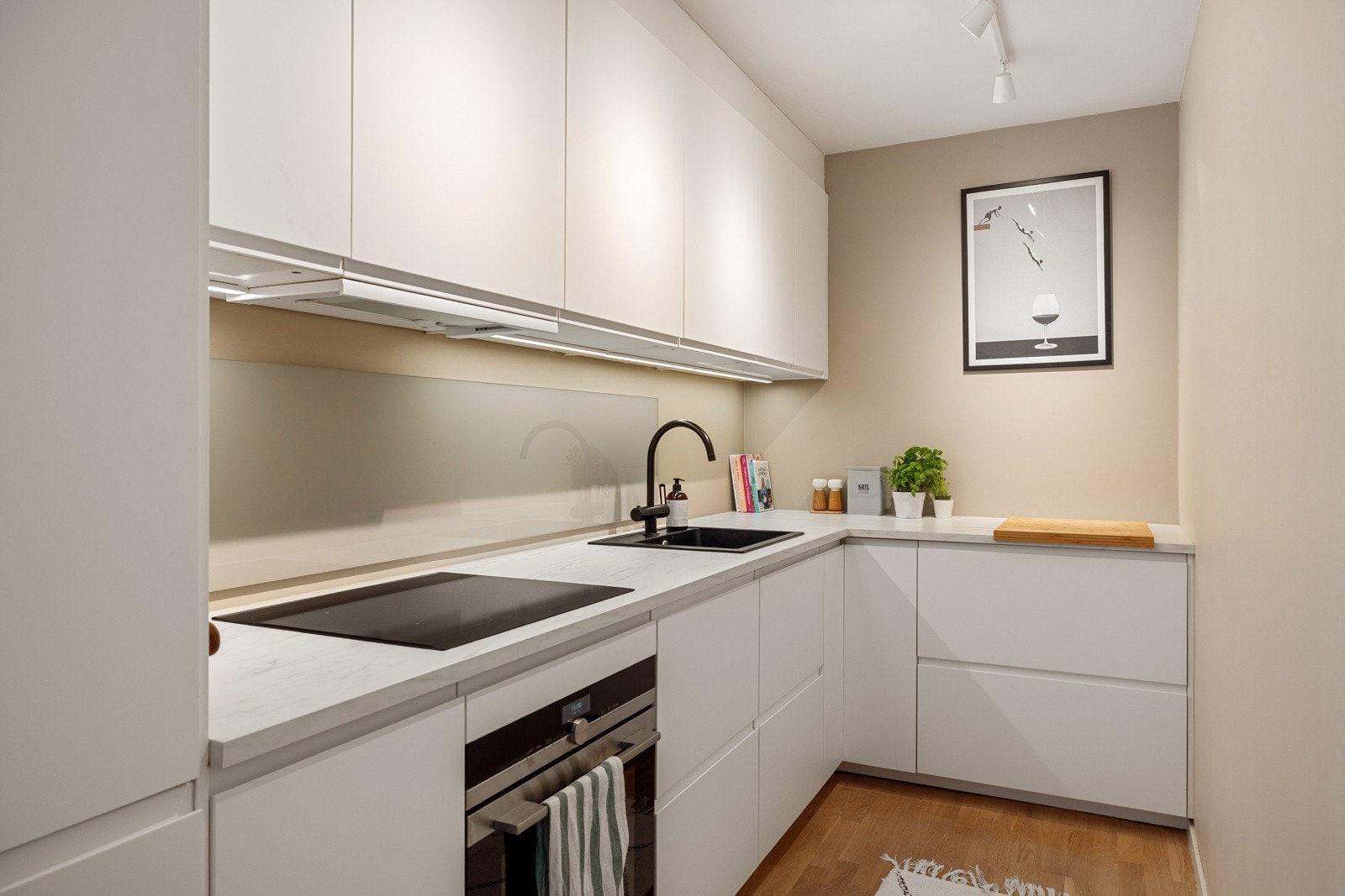 Stilrent og moderne kjøkken fra 2017 med god skap- og benkeplass. Kjøkkenet er fullt utstyrt med integrerte hvitevarer som medfølger i handelen. Galleribilde