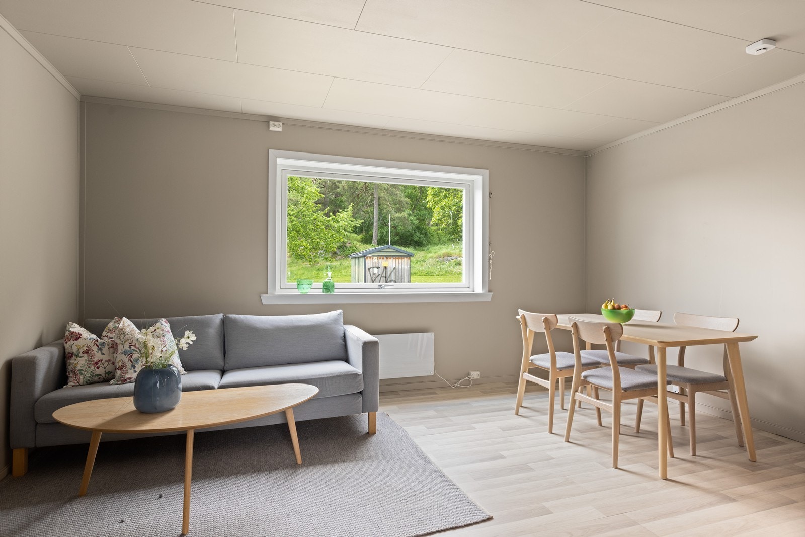 Det er plass til både salong med bord og interiør, samt en hyggelig spisegruppe Galleribilde