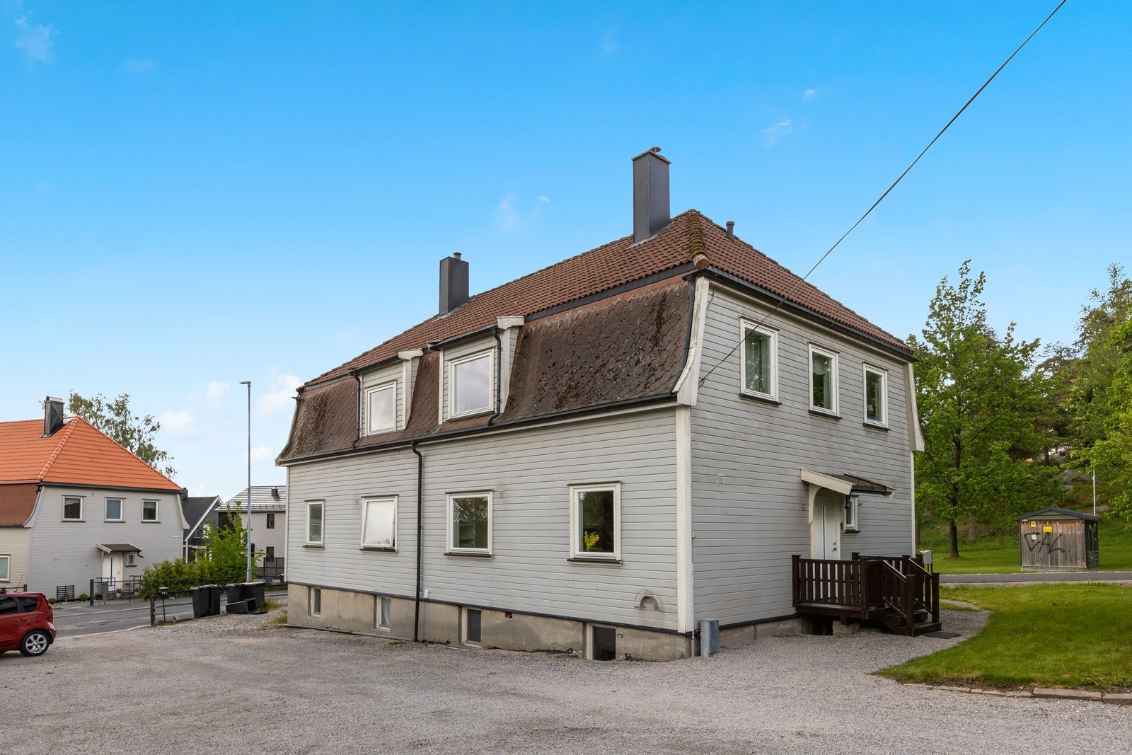 Det er felles tomt for borettslaget. Gårdsplassen er gruset, og det medfølger oppstillingsplass for to biler på gårdsplassen Galleribilde