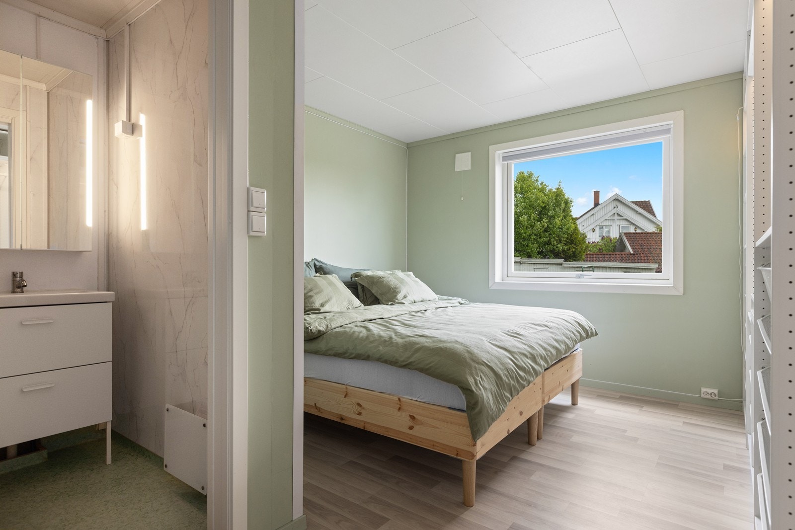 På soverommet er det dessuten en praktisk, åpen garderobeløsning. Inngang til baderommet er via soverommet Galleribilde