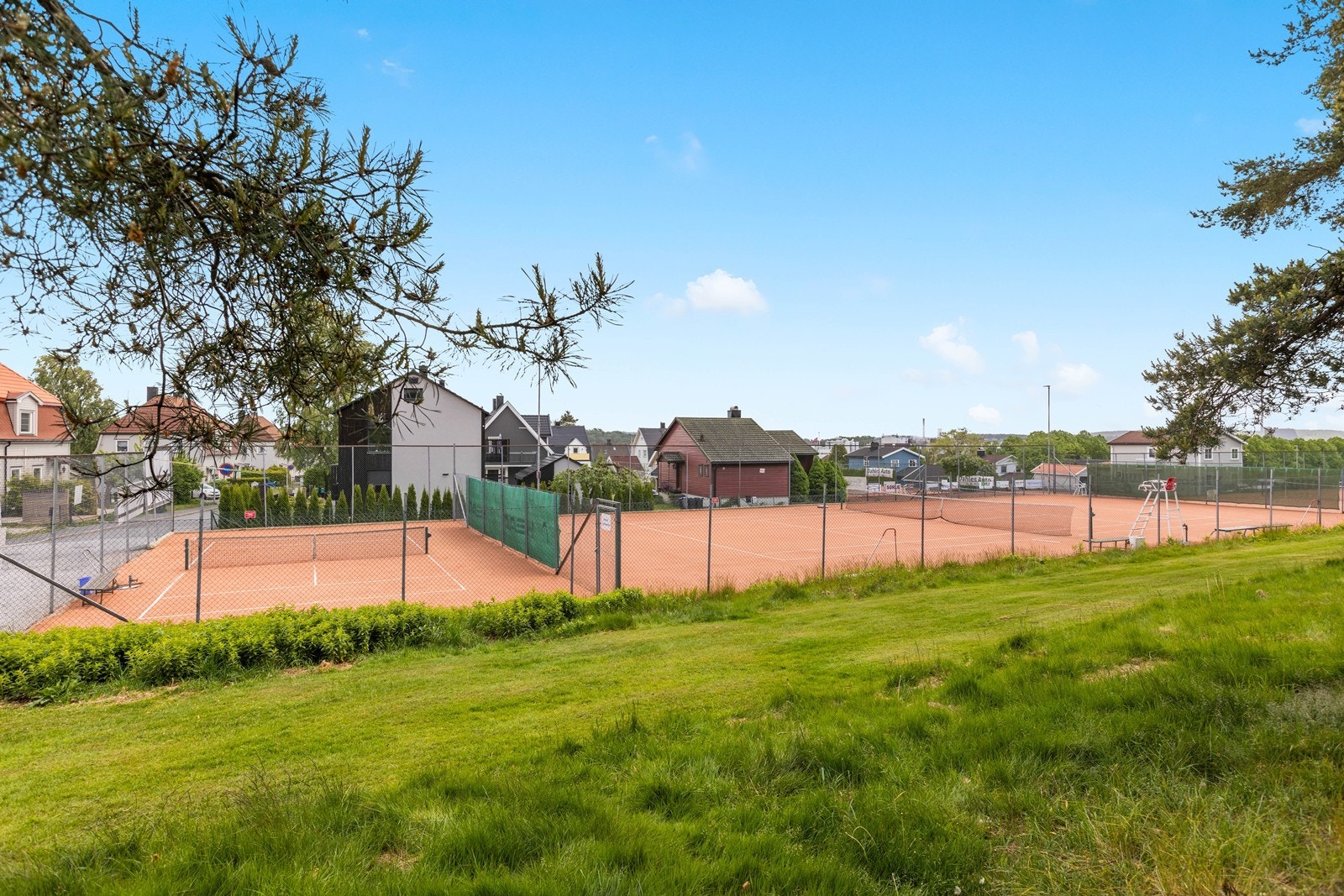 Tennisbanene ved Kulås som nærmeste nabo Galleribilde