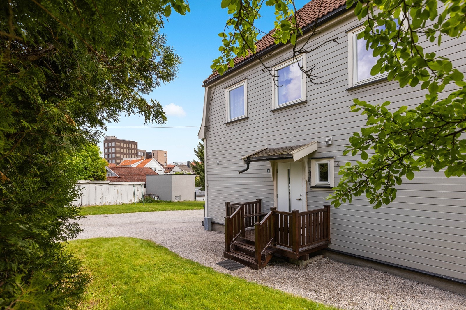Egen inngang via trapper. Leiligheten disponerer en uteplass ved inngangspartiet Galleribilde