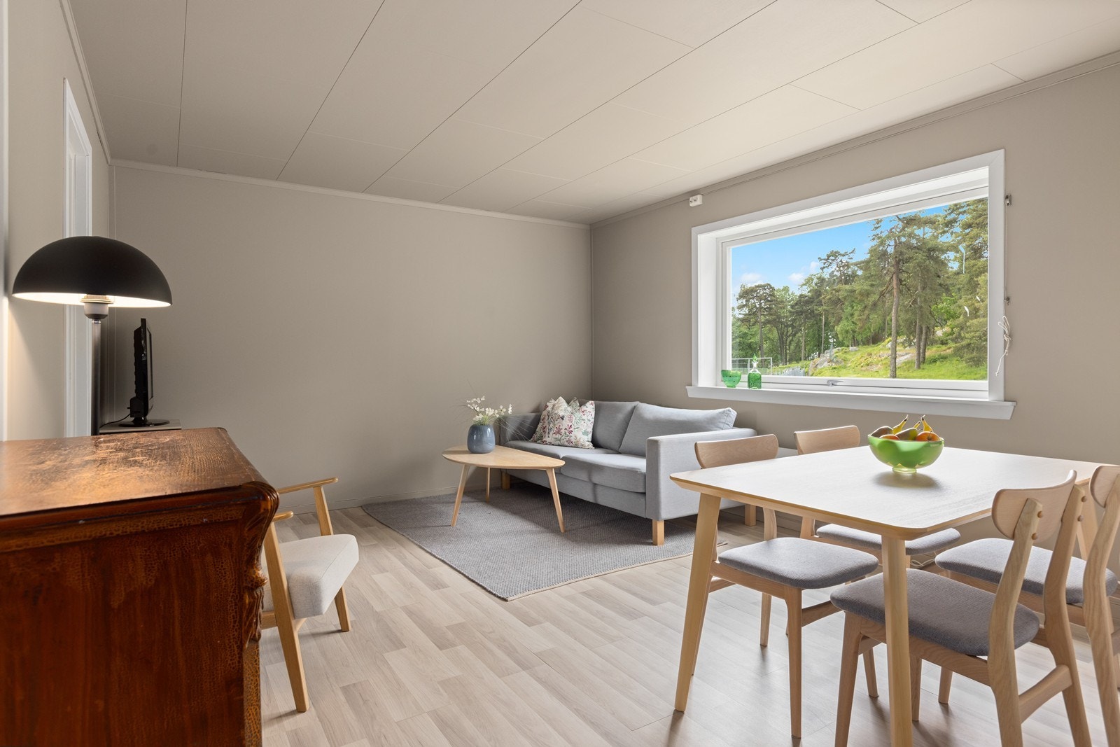 Lys og lun stue, med dus og nøytrale fargevalg Galleribilde
