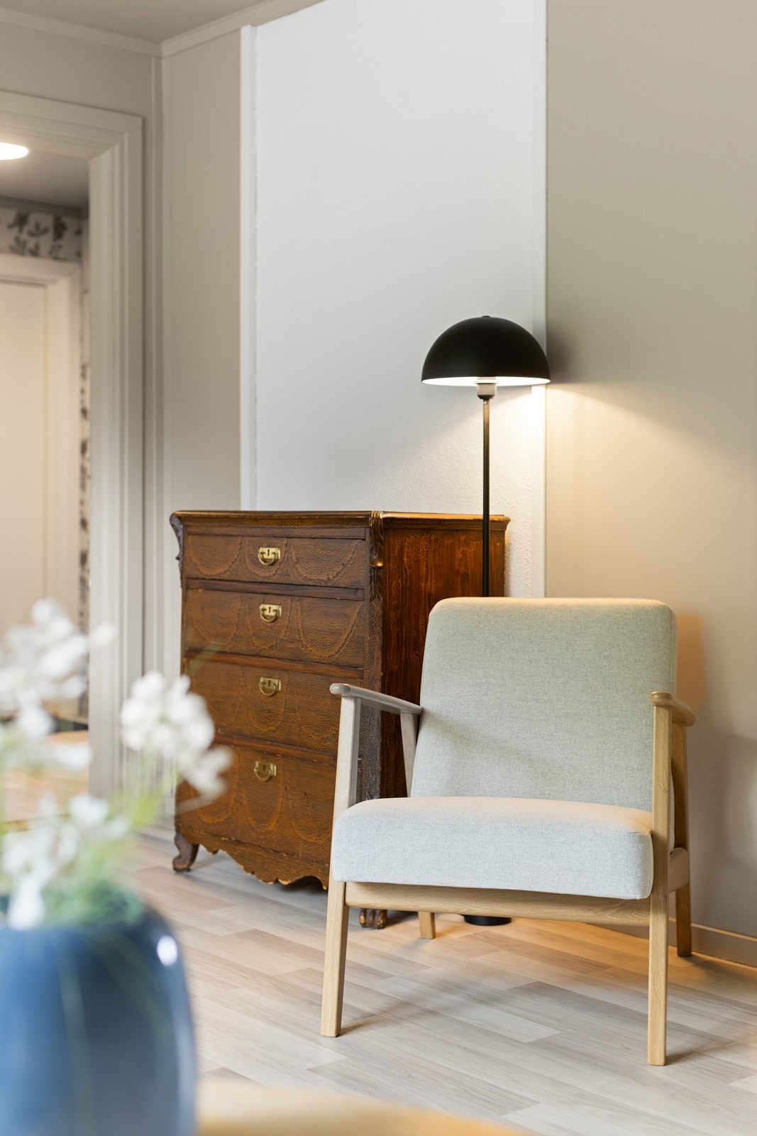 Det er også plass til lagringsmøbel og stol i tillegg til en lampe, som man kan bruke som en koselig lesekrok Galleribilde