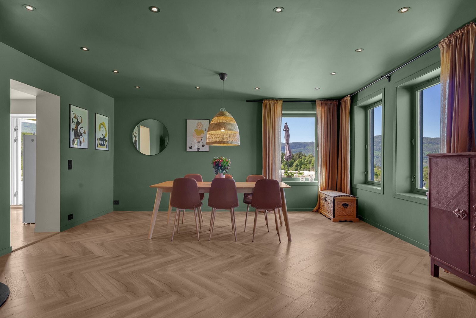 Romslig stue, godt belyst Galleribilde