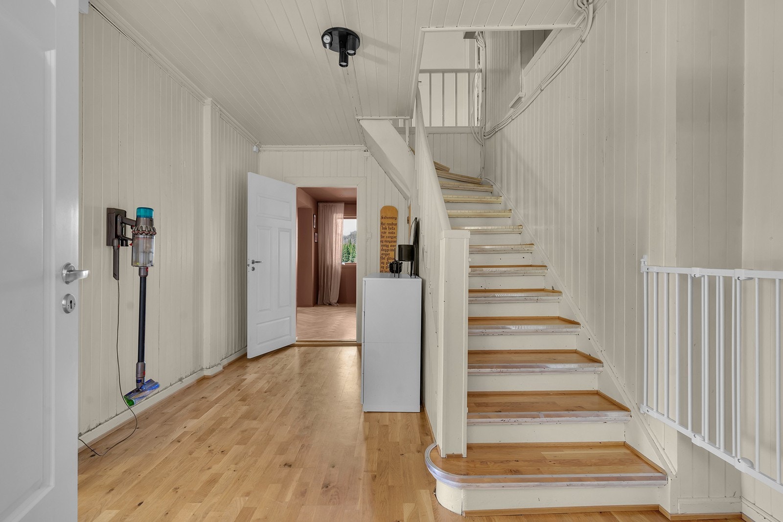 Gang med trapp Galleribilde