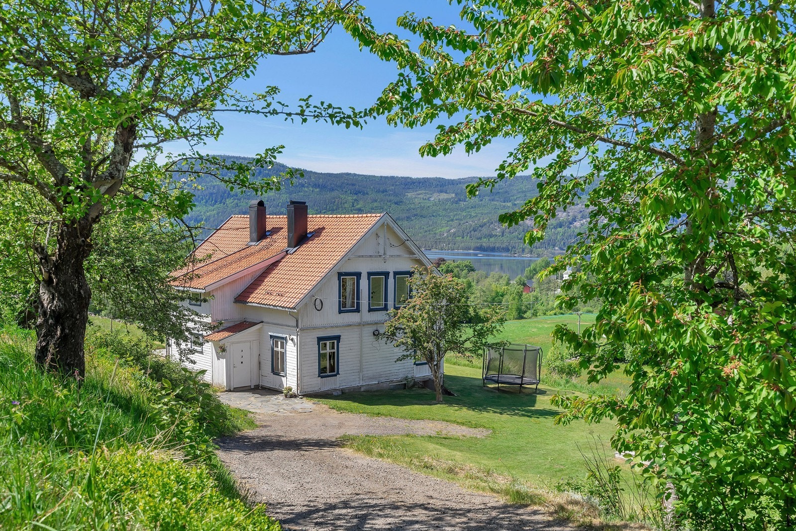 Innkjørsel og parkering Galleribilde