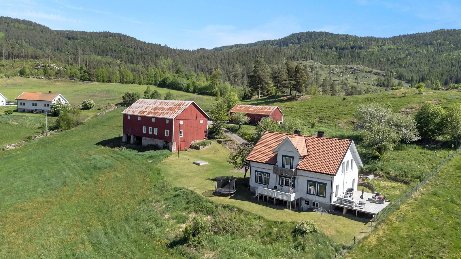 Småbruk med stor tomt Galleribilde