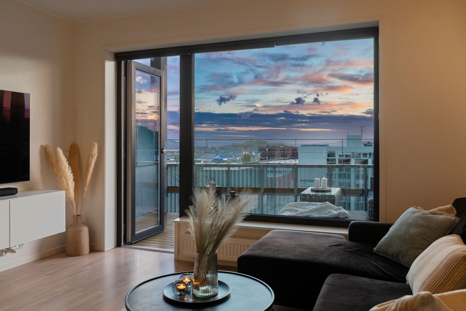 Fra stuen har man direkte utgang til en romslig balkong på 10 kvm. Galleribilde