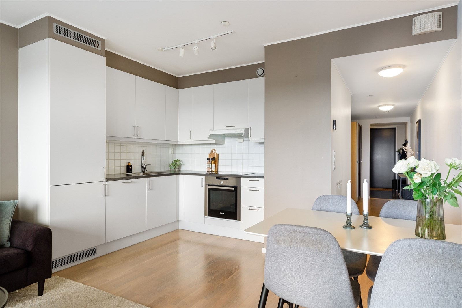 Kjøkkenet er som resten av leiligheten fra 2015. Kjøkkenet er velutstyrt og har integrerte hvitevarer som stekeovn, platetopp, oppvaskmaskin, kombi frys- og kjøleskap, samt ventilator. Galleribilde