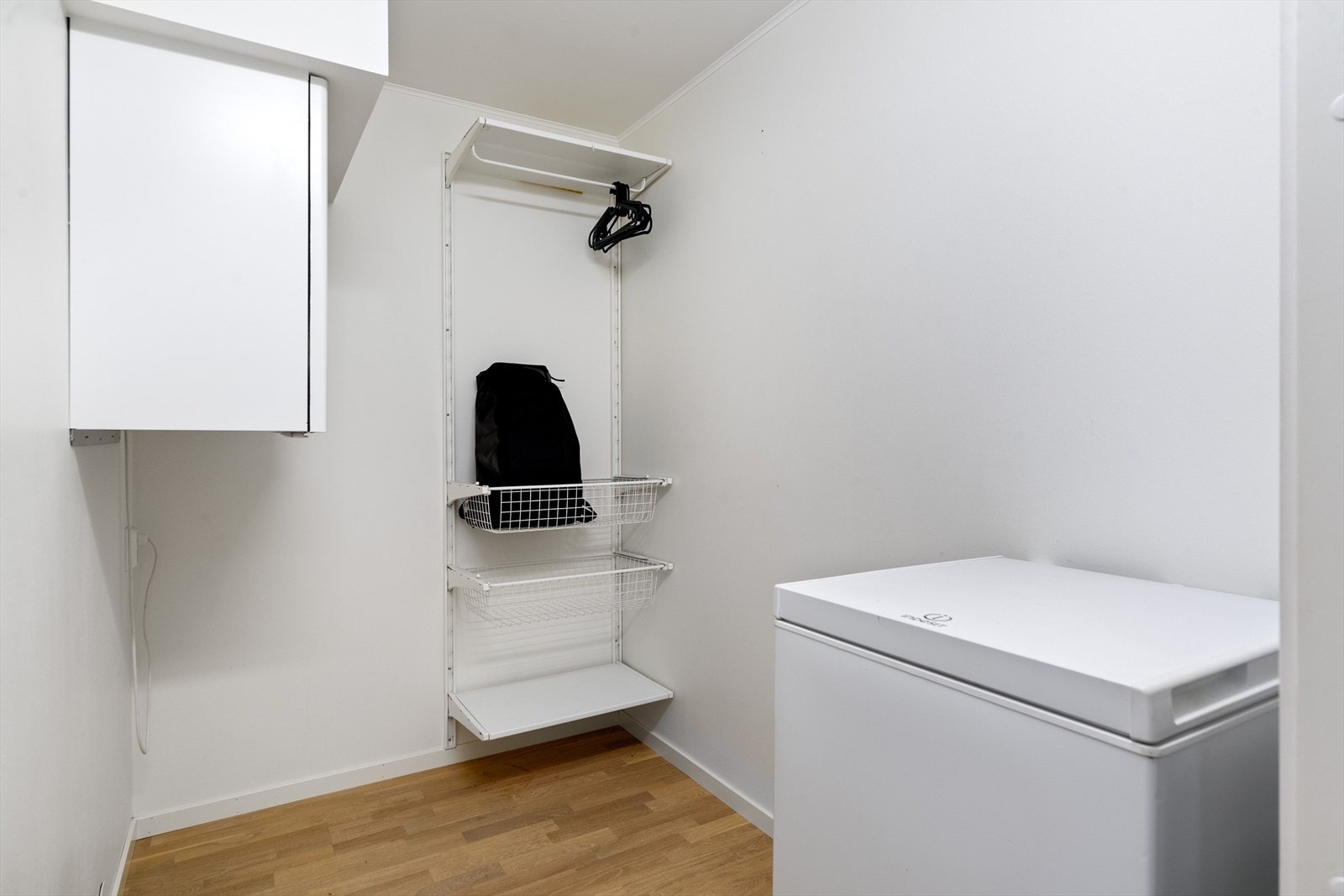 God lagringsplass i 2 boder, ene boden ligger i leiligheten og er på 3,5 kvm og en i kjeller. Galleribilde