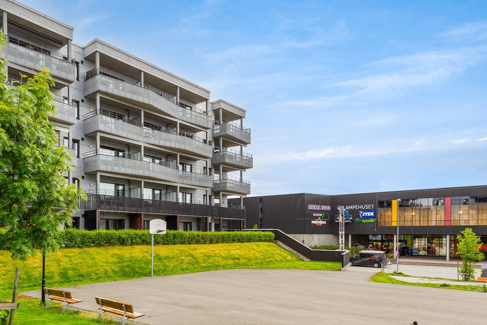 På Lade bor du sentralt med kort vei til sentrum, samt alt av servicefunksjoner en trenger i hverdagen. Du har gangavstand til både City Lade og Sirkus Shopping. Galleribilde