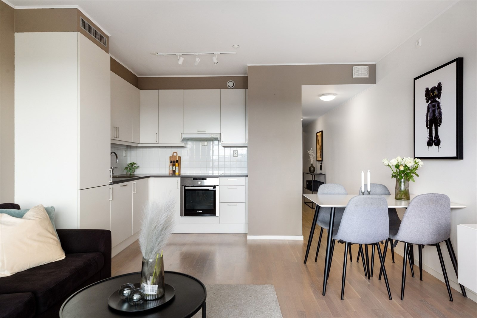 Spisebordet finner sin naturlige plass mellom stuen og kjøkkenet, hvor man får plass til 4-6 personer. Galleribilde