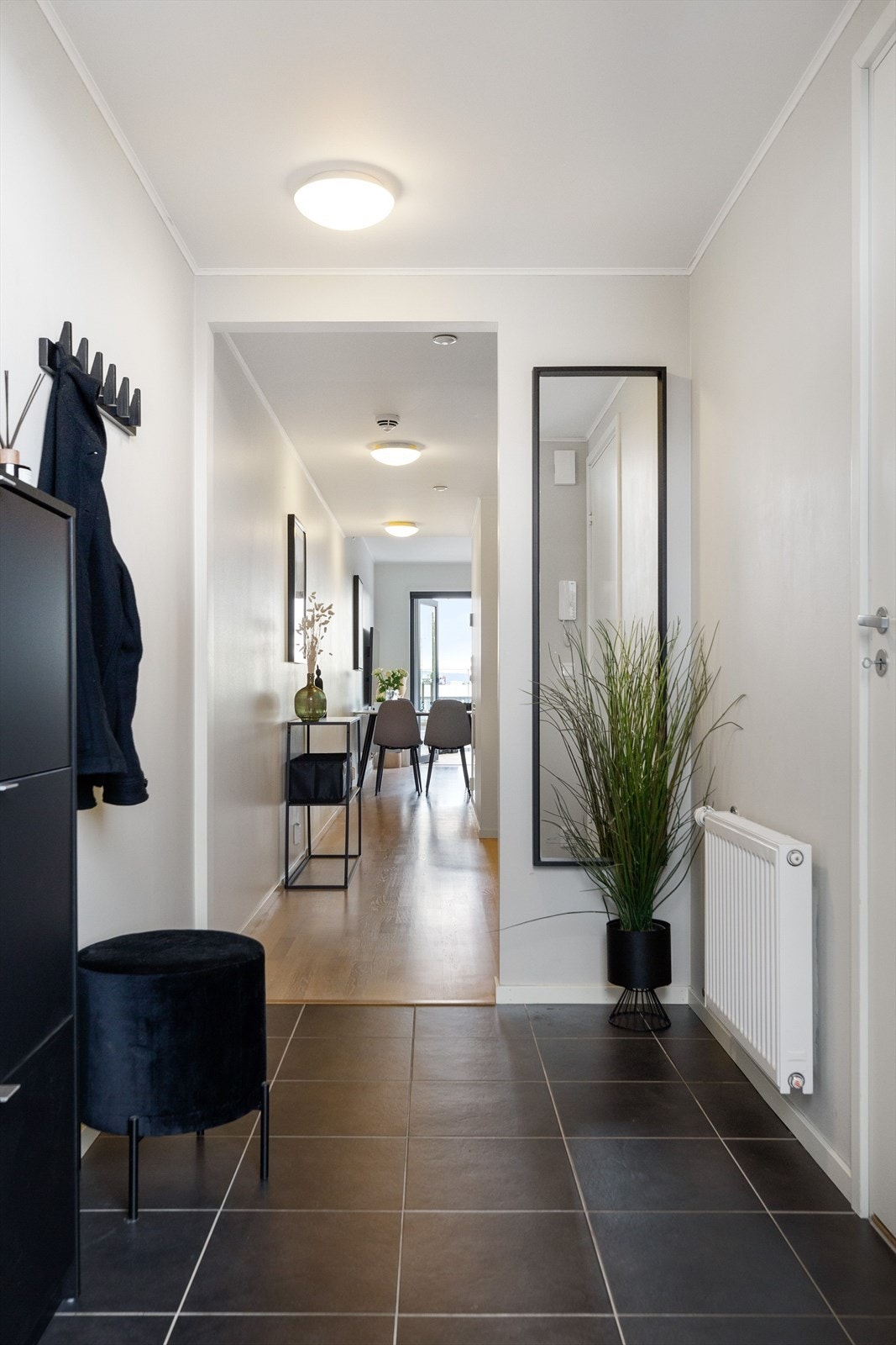 Svært romslig entré som gir gode oppbevaringsmuligheter. Leiligheten han en praktisk planløsning. Galleribilde