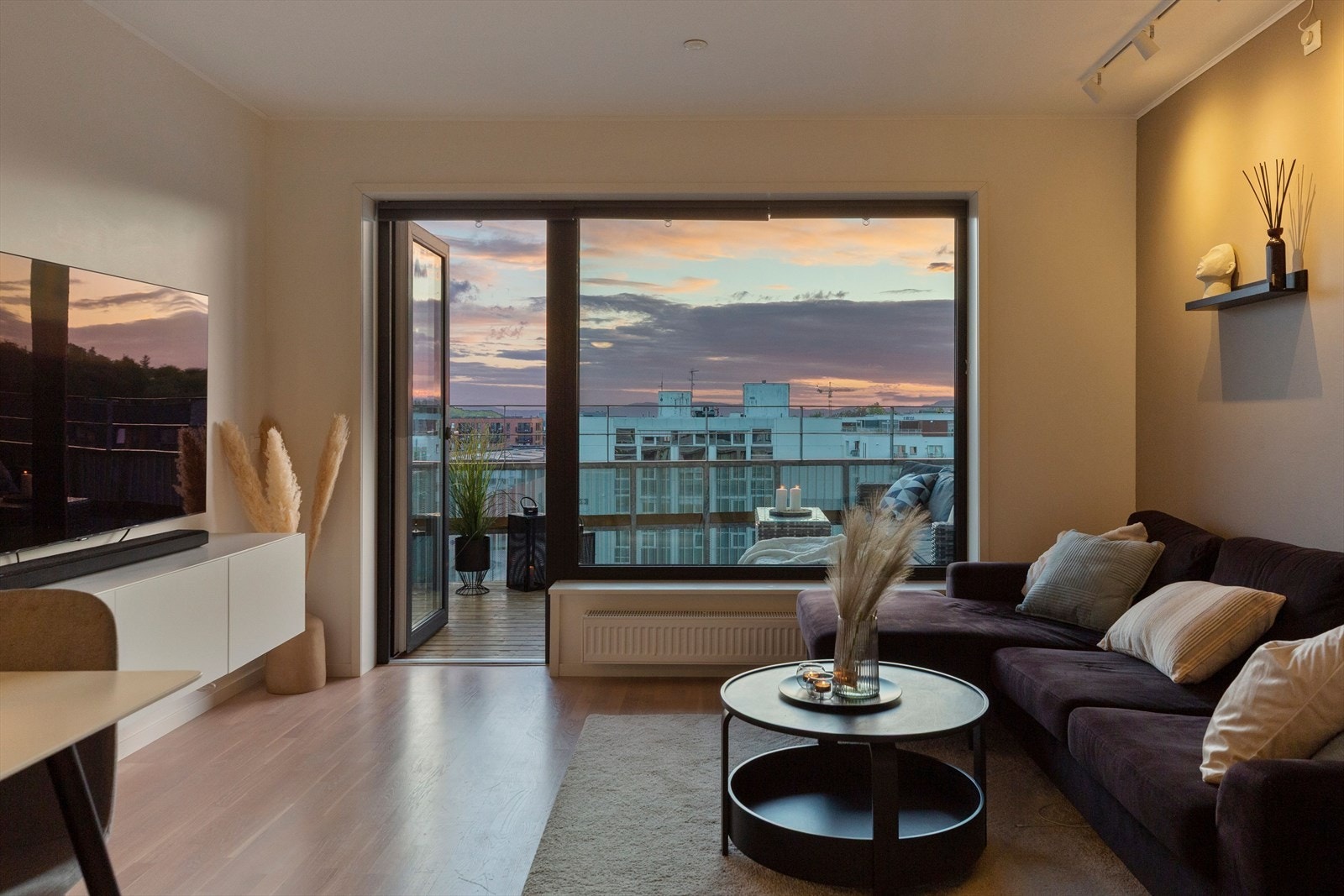 Stuen nyter god naturlig belysning fra store vindu. 3-lags vindusglass som isolerer godt både for kulde og støy. Galleribilde