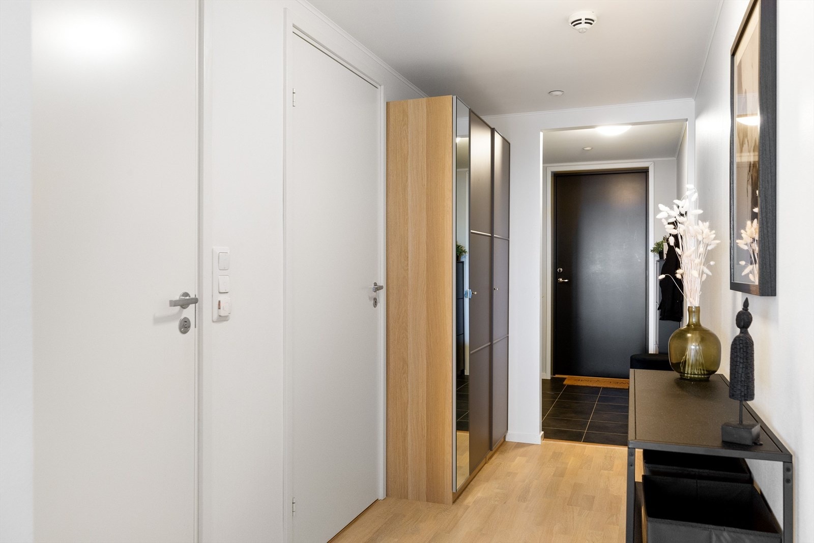 Man tar heisen opp til 5. etasje og kommer inn i en entré/gang på totalt 11 kvm. Størrelsen på entréen/gangen gir gode muligheter for oppbevaring av yttertøy og sko. Galleribilde