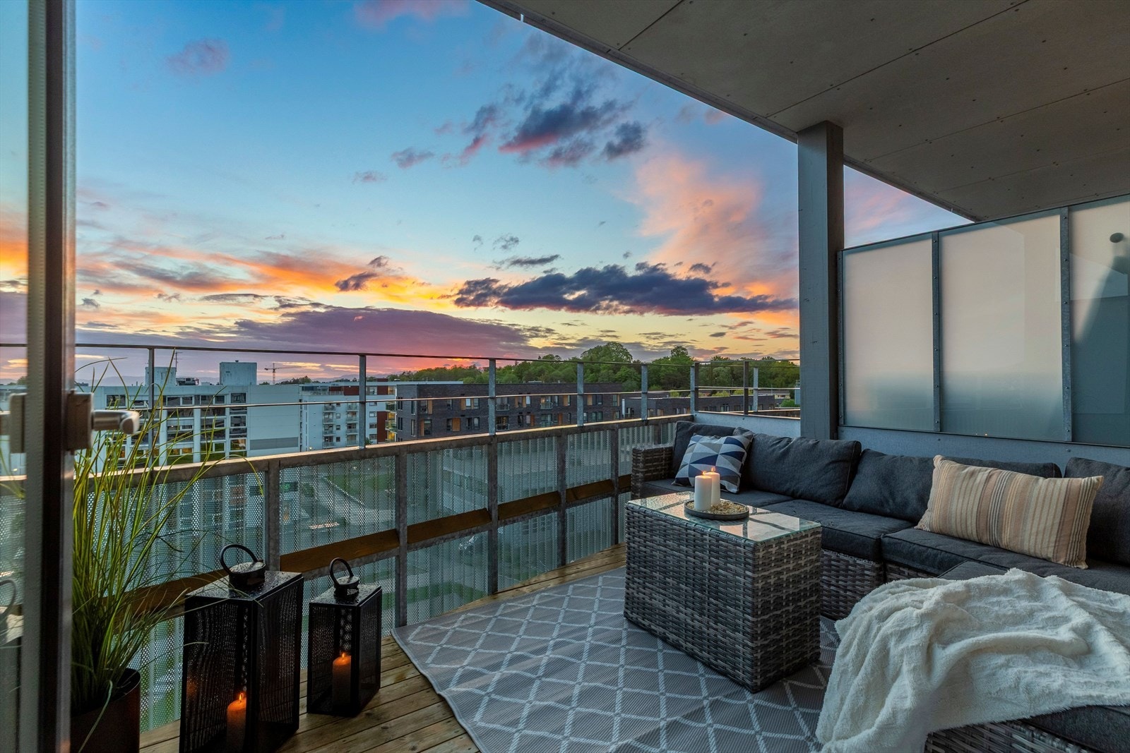 Her sitter man usjenert, da boligen ligger fremst i feltet. Galleribilde