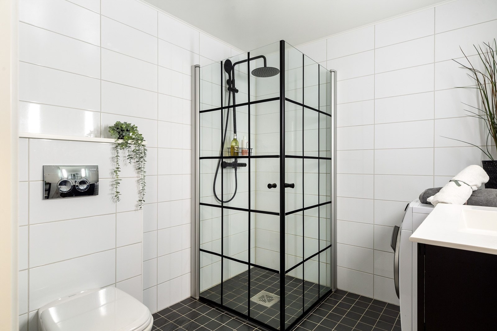 Badet ligger med inngang fra entréen, og er på 5 kvm. Badet er romslig og har flis på gulv med varmekabler, flis på vegger og malt slett himling med downlights. Galleribilde