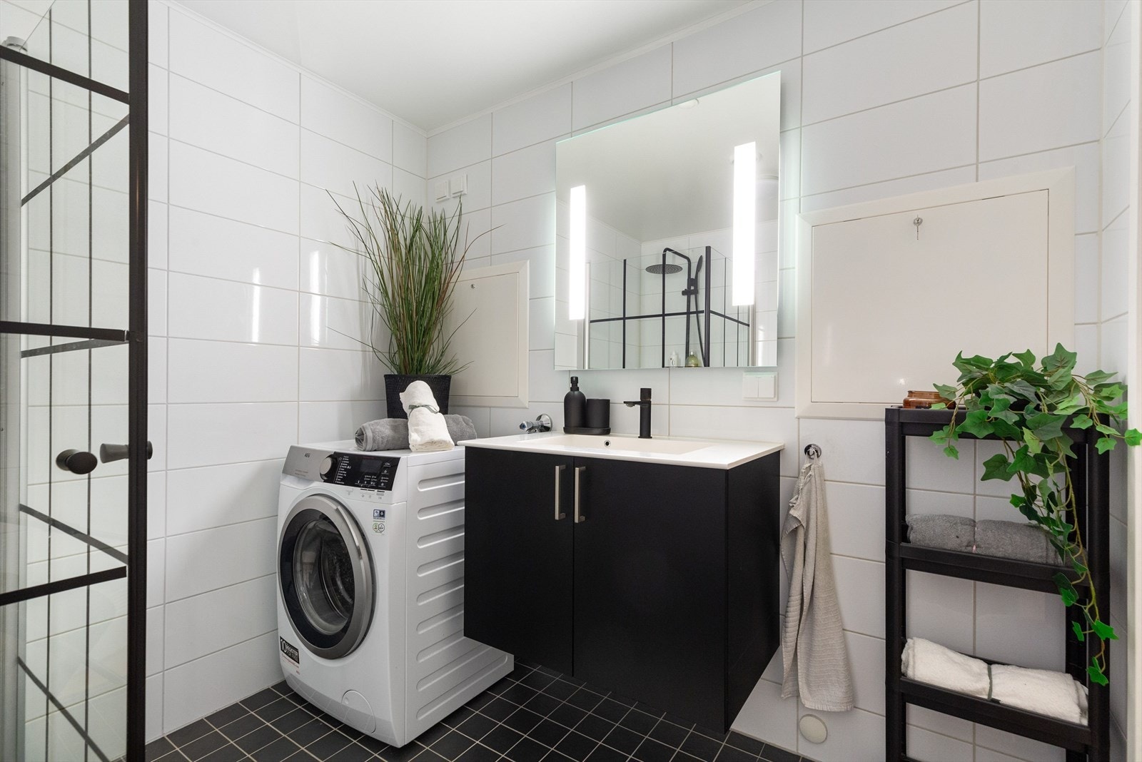 Det inneholder dusjvegger av glass, innredning med servant og opplegg for vaskemaskin. Badet har fått tilstandsgrad 1, i følge takstmann. Galleribilde