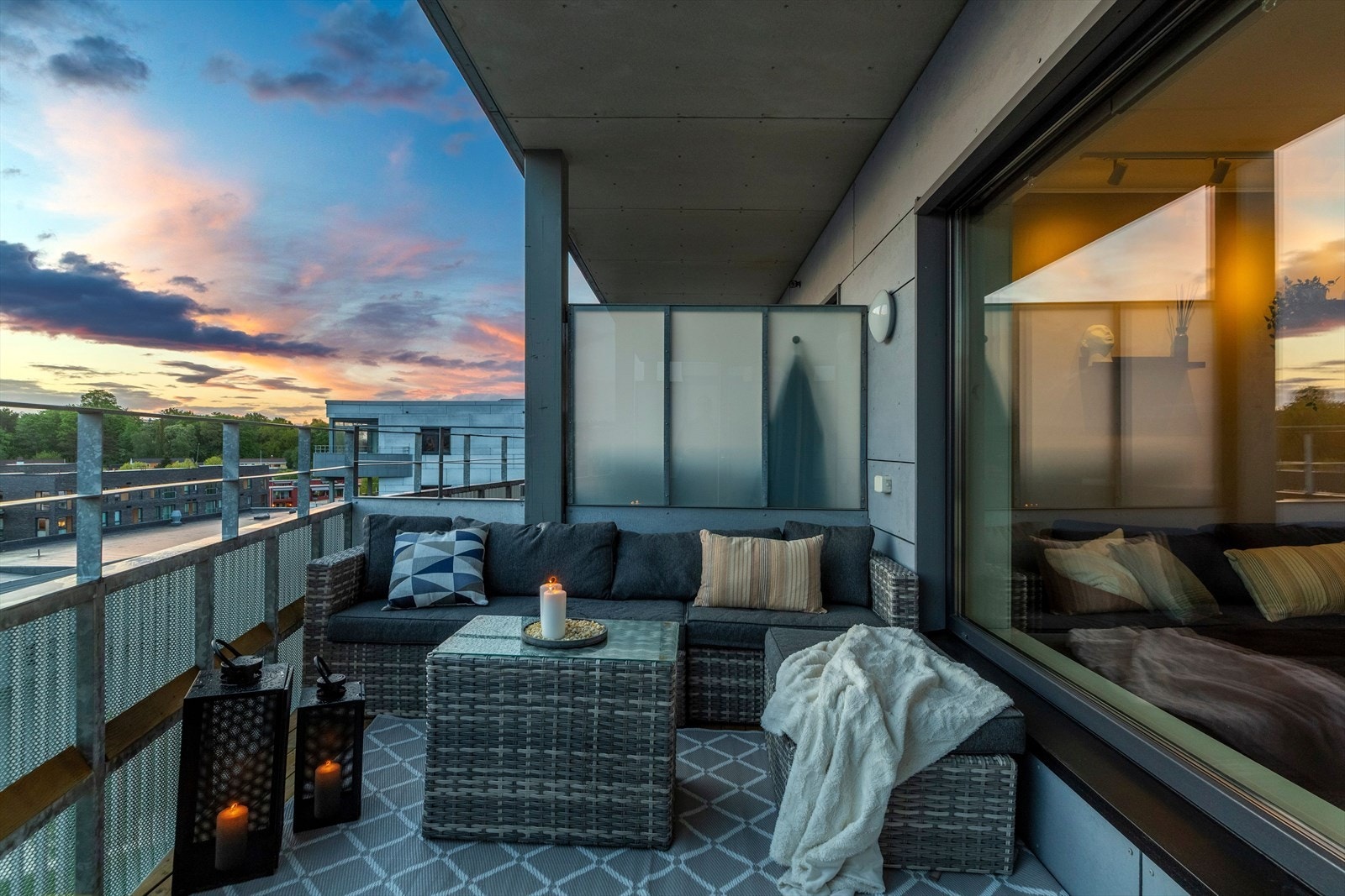 Størrelsen på balkongen gjør den enkel å innrede. Galleribilde