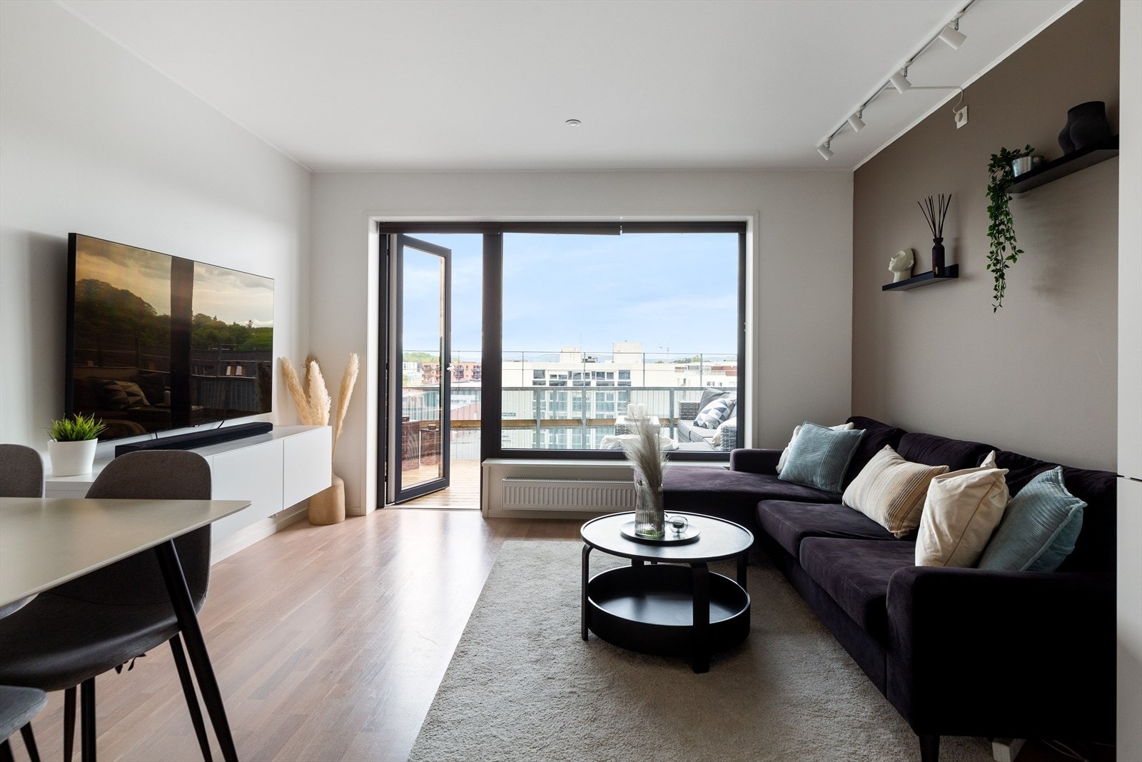 Leiligheten er lys og innbydende, og byr på funksjonelle løsninger og moderne standard. Galleribilde