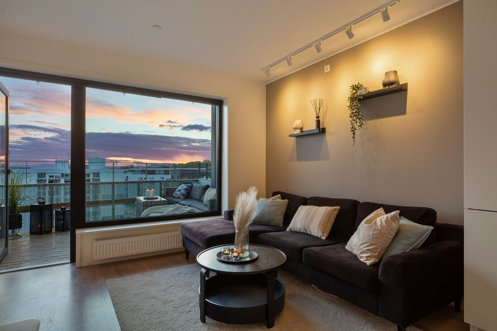 Leiligheten ligger i toppen av sameiets fremste rekke og er med det en av de helt klart best beliggende leilighetene i området. Galleribilde