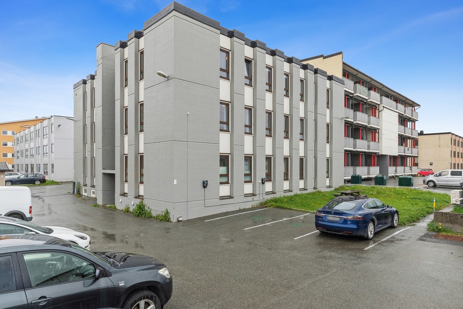 Felles oppstillingsplass med parkering for andelseiere, samt felles elbillader til disposisjon. Galleribilde