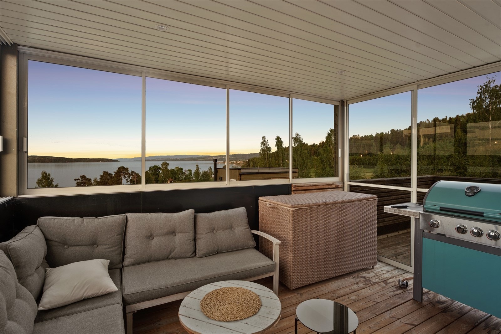 Direkte adkomst via trapp opp fra gang i 1.etg. Her oppe har man også et gjestetoalett. Galleribilde