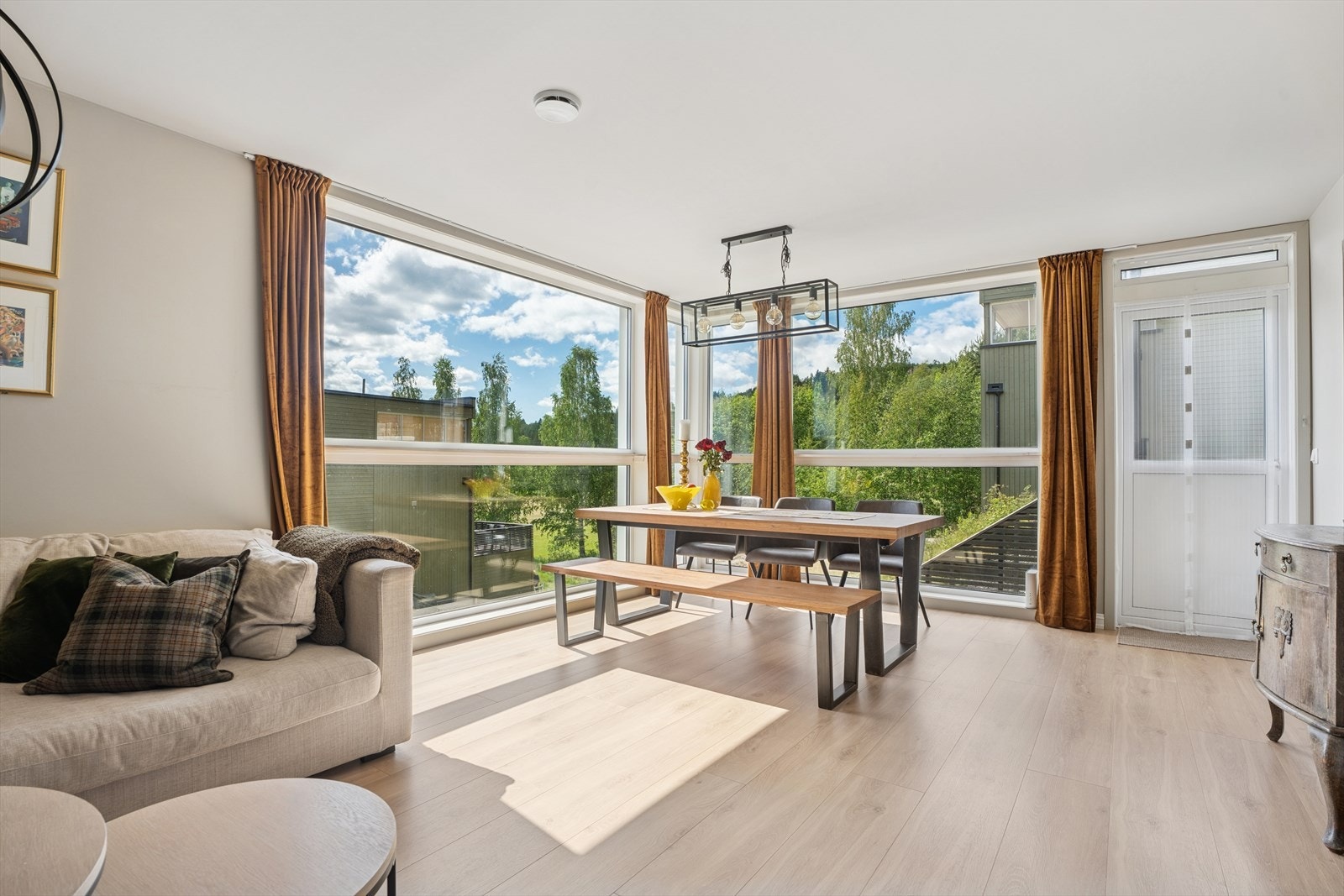 Rommet fikk, sammen med kjøkket, nye gulv i 2024. Galleribilde