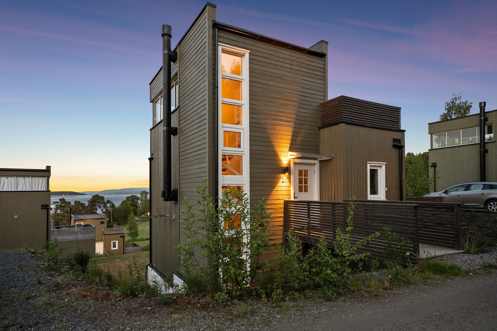 Inngangsparti med parkeringsplass på siden Galleribilde