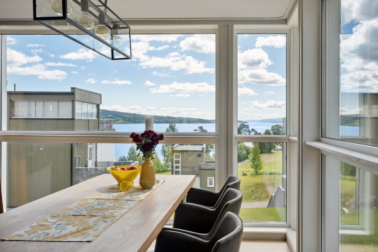 Stue med pamoramautsikt fra store vindusflater mot Mjøsa Galleribilde