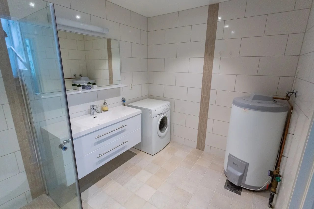 Delikat, flislagt bad med oppl. til vaskemaskin Galleribilde