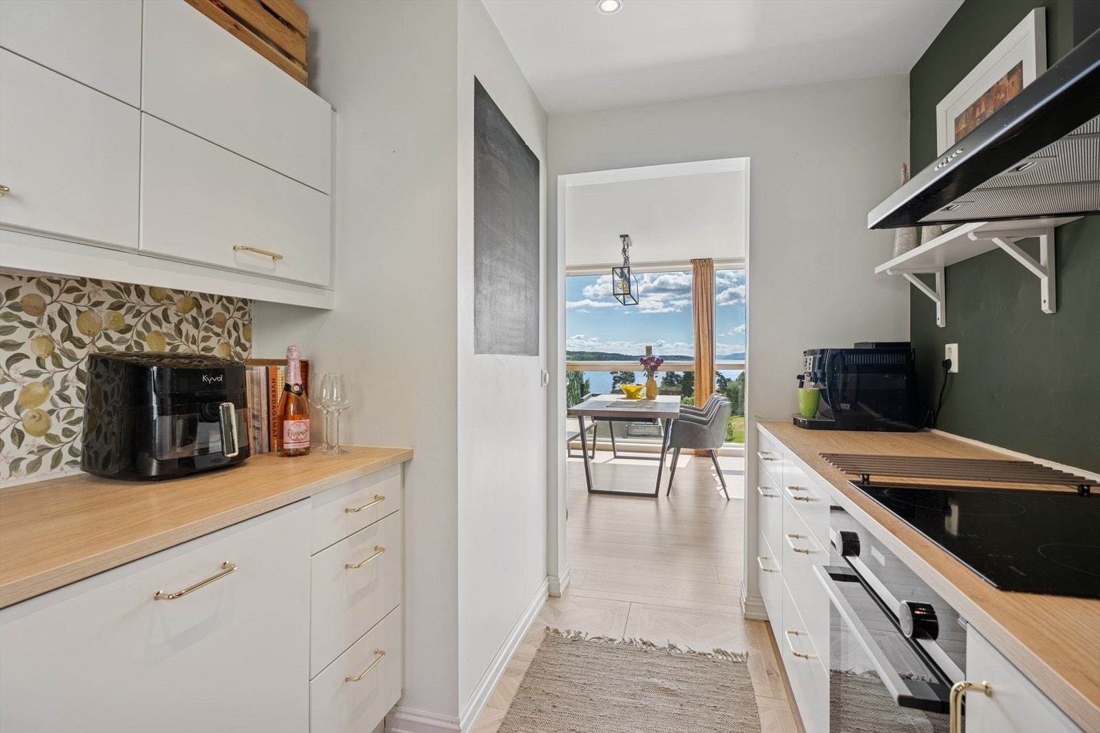 Kjøkken fikk nylig et løft med ny benkeplate, samt ny kran og nye håndtak. Galleribilde