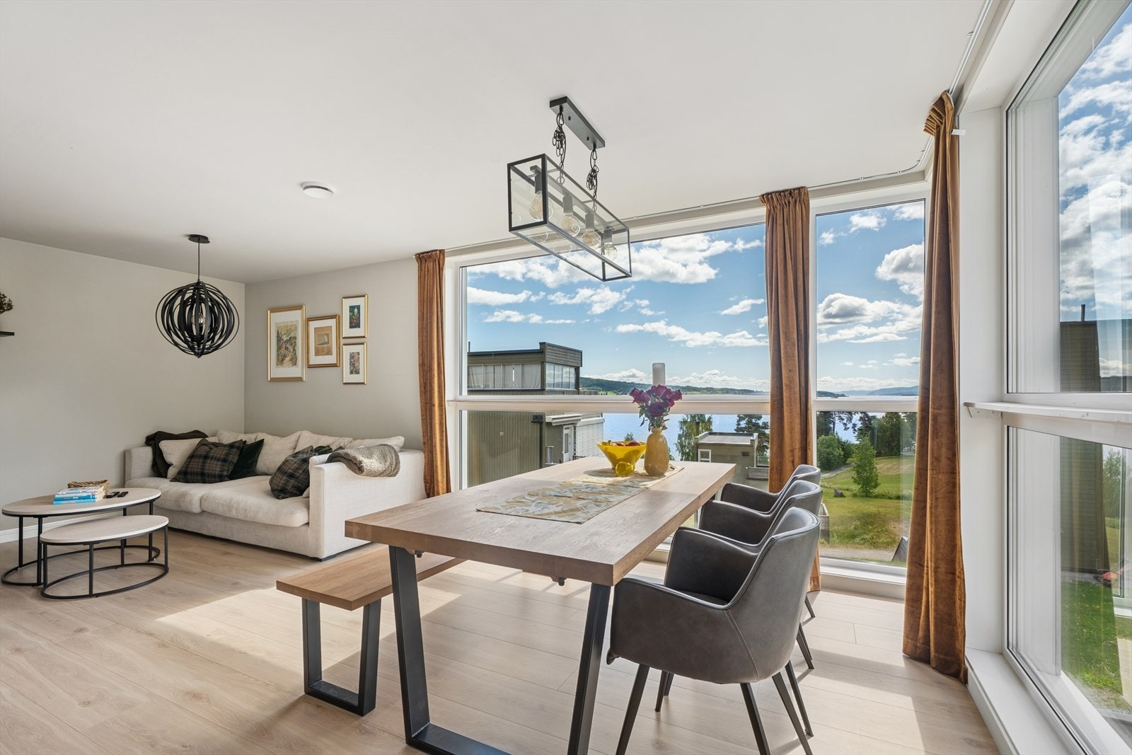 Store deler av boligen har blitt malt opp innvendig de siste årene Galleribilde