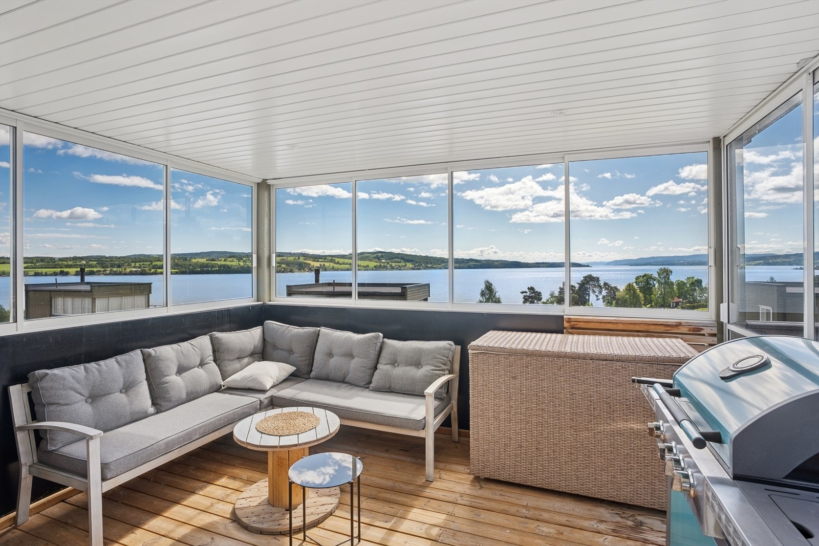 Eiendommen har fine uteplasser med fantastisk utsikt . Dette er fra takterrassen. Galleribilde