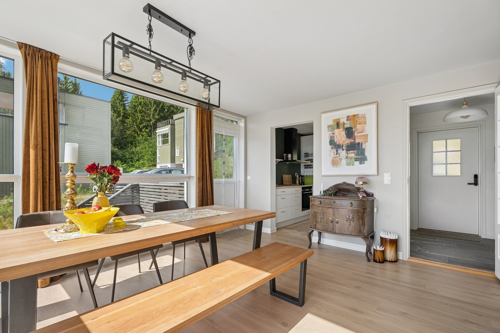 Romslig spiseplass og utgang til terrasse Galleribilde