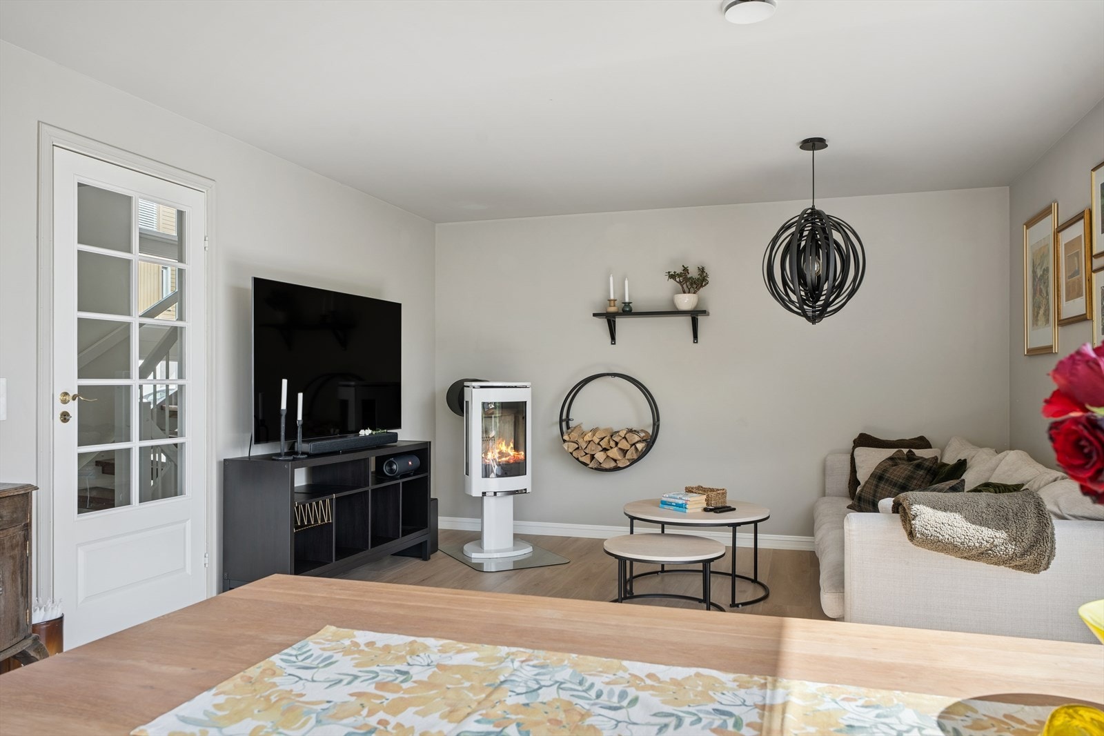 Boligen varmes opp ved hjelp av vedovn og panelovner. Det er varmekabler i yttergang og på bad Galleribilde