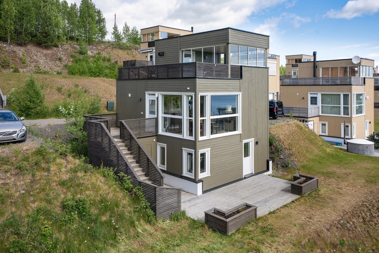 Frokostterrasse utenfor kjøkken/stue, nedre del med utgang fra hovedsoverommet Galleribilde