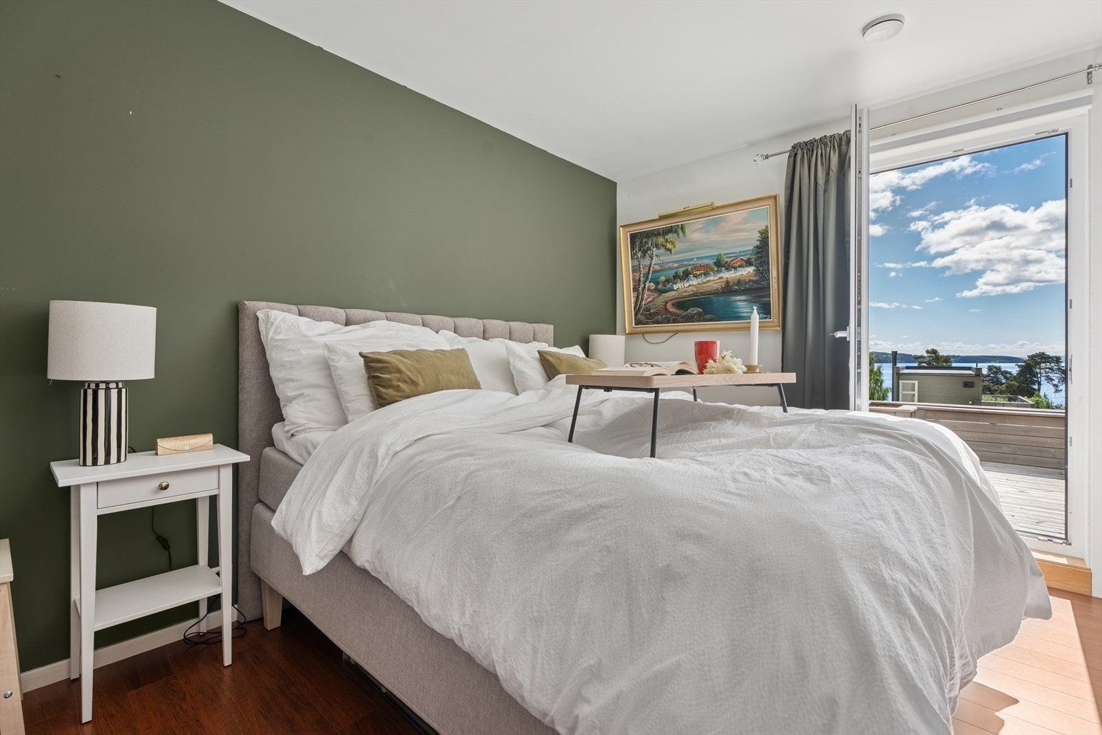 Boligens hovedsoverom - med god størrelse, masse garderobeskap og også her flott utsikt. Direkte adkomst ut på nedre del av terrassen Galleribilde