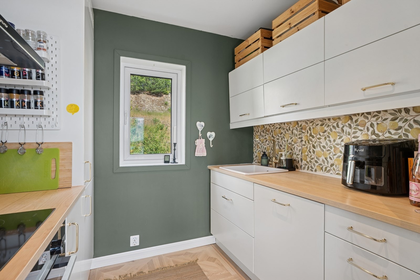 Rikelig med skap- og benkeplass Galleribilde