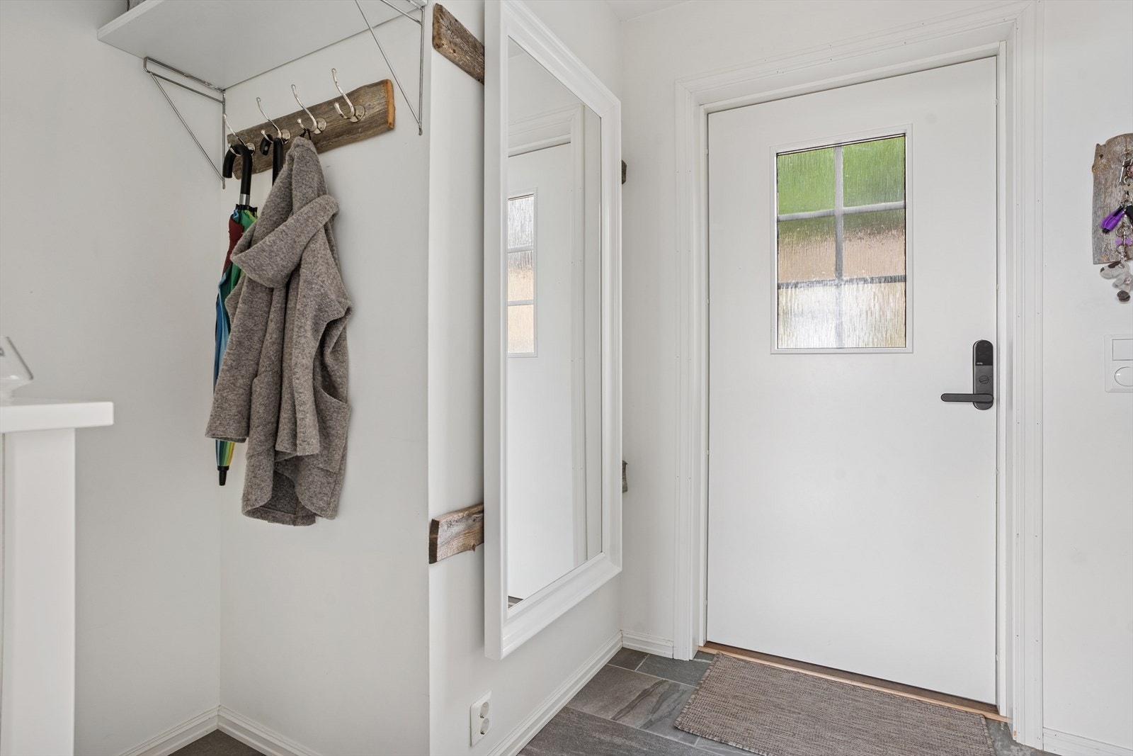 I yttergangen ble det lagt nye fliser på gulv i 2020 Galleribilde