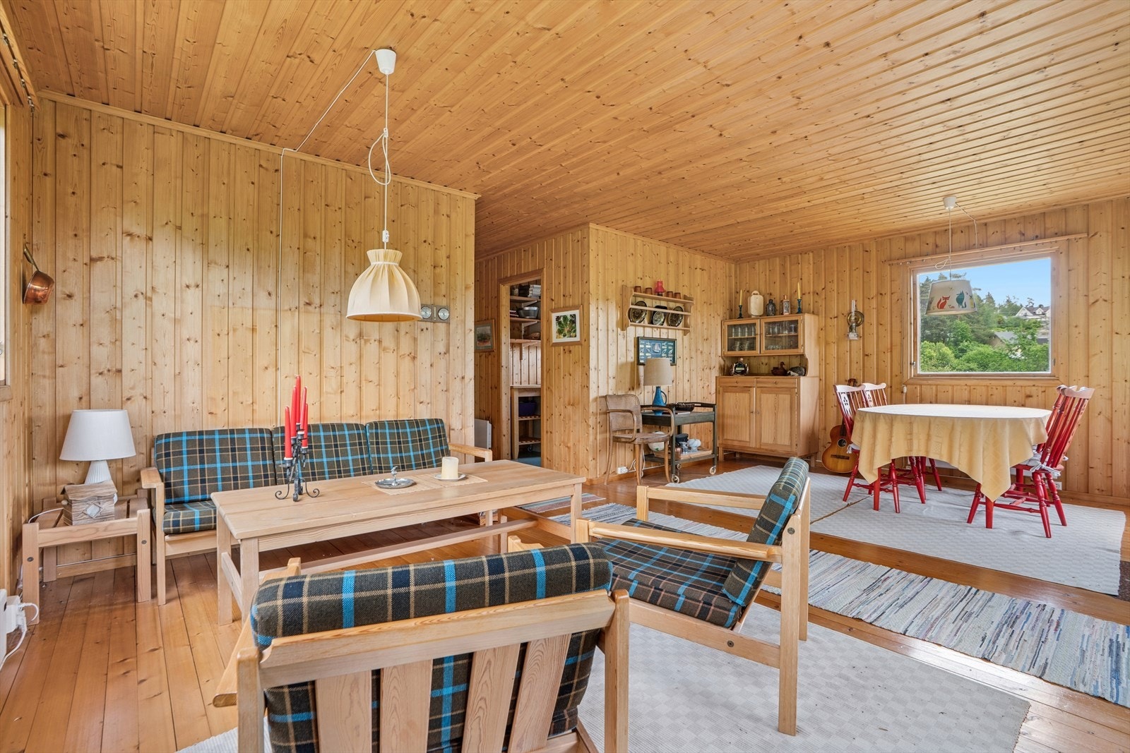 Koselig stue med panelte vegger, gulv og tak. Galleribilde