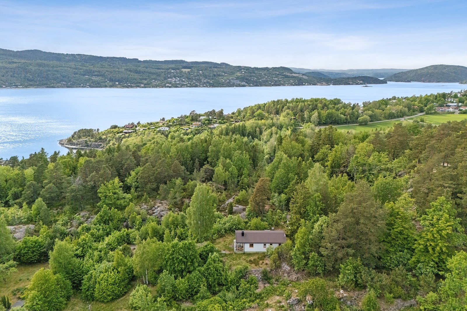 Fin og usjenert fritidseiendom beliggende i et område bestående av spredt fritidsbebyggelse, på Nordre Ekeberg hyttefelt, syd i Frogn kommune. Galleribilde
